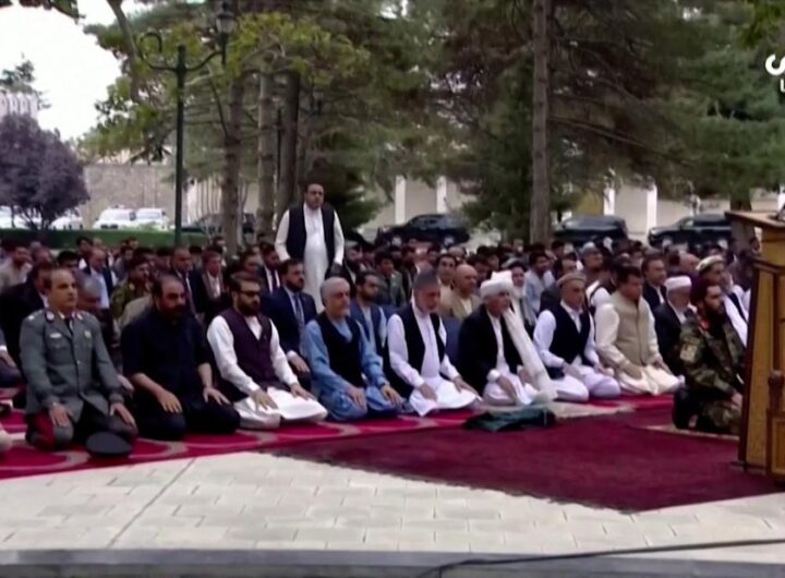 Afghanistan presidential palace: Officials continue praying as rockets land nearby - CNN Video