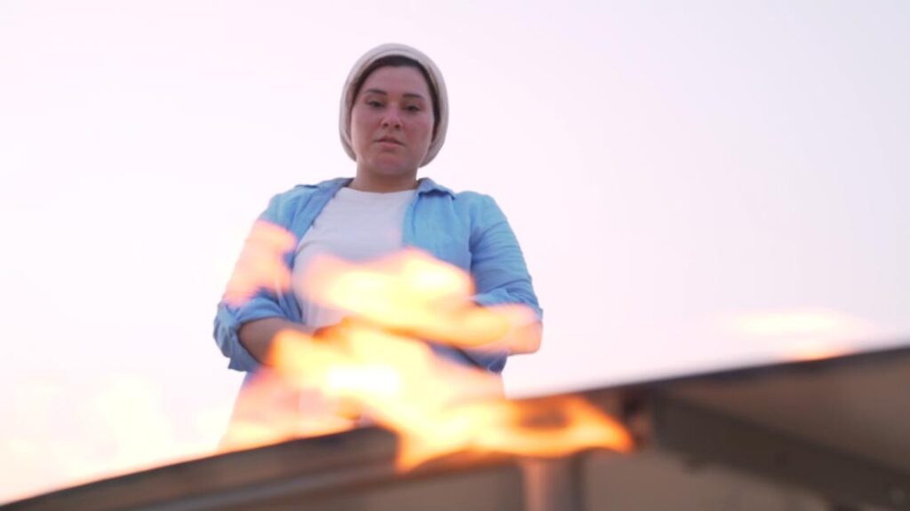 Dubai artist sets her work on fire - CNN Video