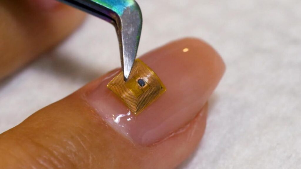 'Microchip manicure' turns your nails into business cards