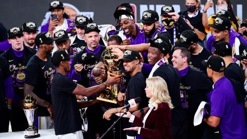 LAKE BUENA VISTA, FLORIDA - OCTOBER 11: The Los Angeles Lakers celebrate with the trophy after winning the 2020 NBA Championship Final over the Miami Heat in Game Six of the 2020 NBA Finals. (Photo by Douglas P. DeFelice/Getty Images)