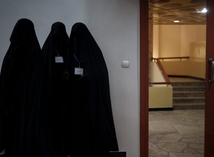 Afghan women barred from teaching or attending Kabul University