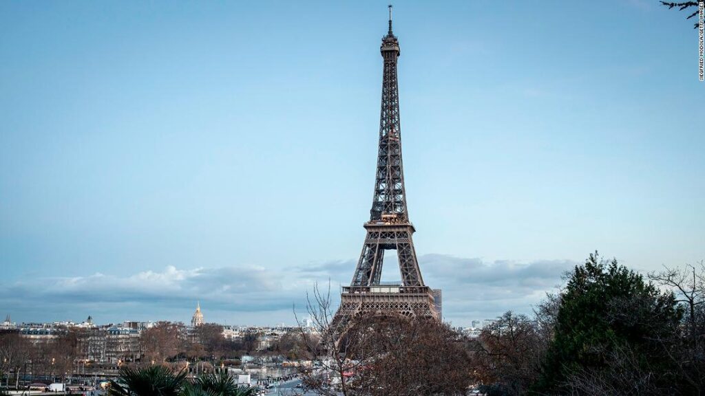 France shuts out UK tourists over Omicron concerns