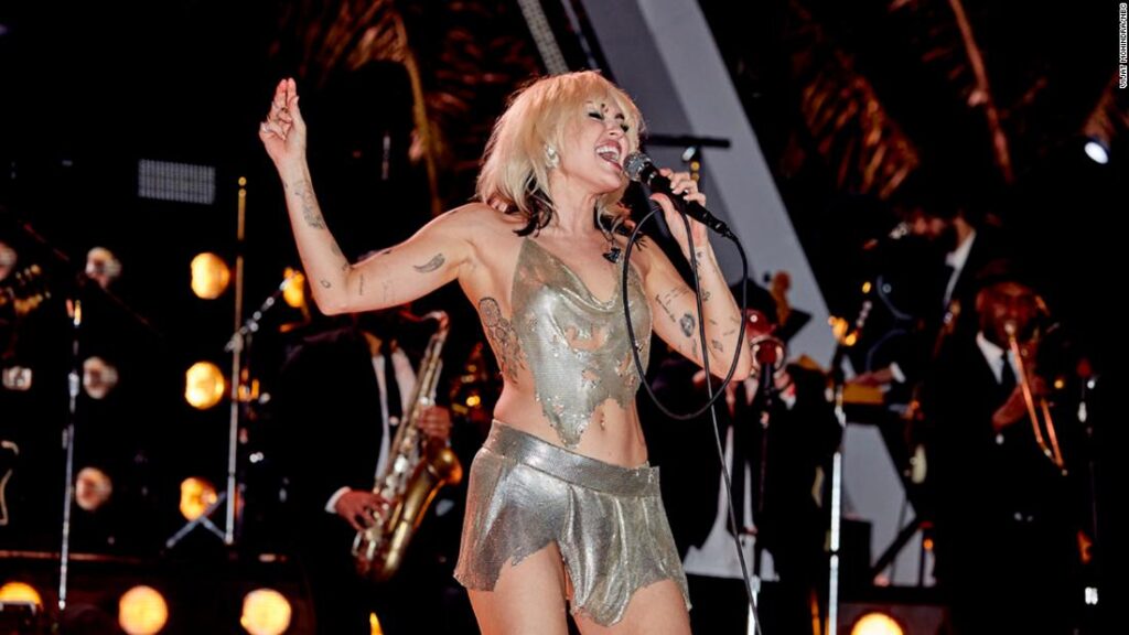 Miley Cyrus smoothly covers for a wardrobe malfunction in New Year's Eve show